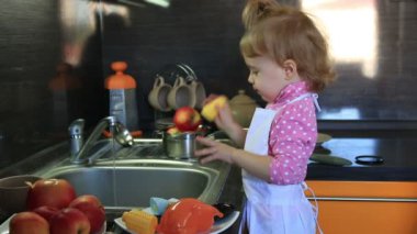 lavabo oyuncaklar mutfakta bir aşçı makinaya kılığında şirin bebek.