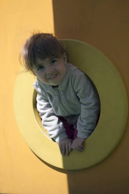 Tırmanma karede yalan sevimli kız portresi