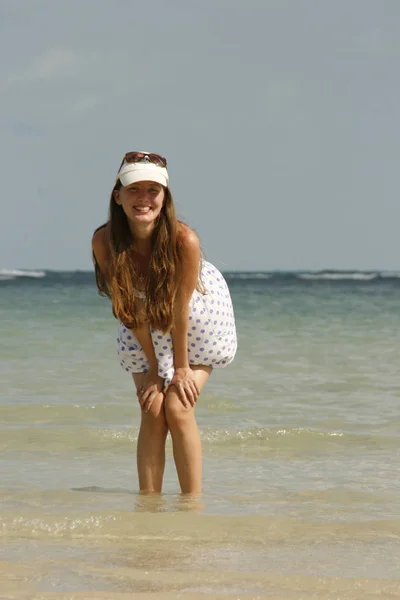 Portret van aantrekkelijke jonge vrouw op tropisch strand — Stockfoto