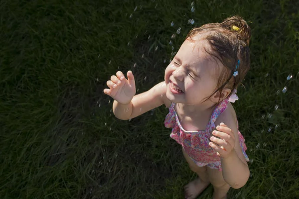 Feliz niño tomando una ducha al aire libre. Vacaciones de verano y concepto de estilo de vida saludable — Foto de Stock