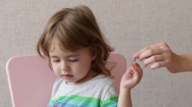 Kadın evde kızı saçları fırçalama. Kavramsal mutlu aile