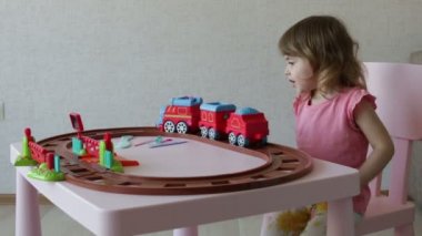 yolda onu oyuncak trenler ile oynarken bir kız