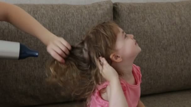 Mère Séchant ses cheveux de petite fille . — Video