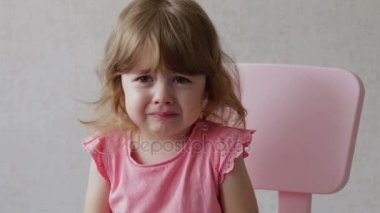 Geniş ağızlı ağlayarak yürümeye başlayan çocuk kız açın ve yüzü gözyaşları