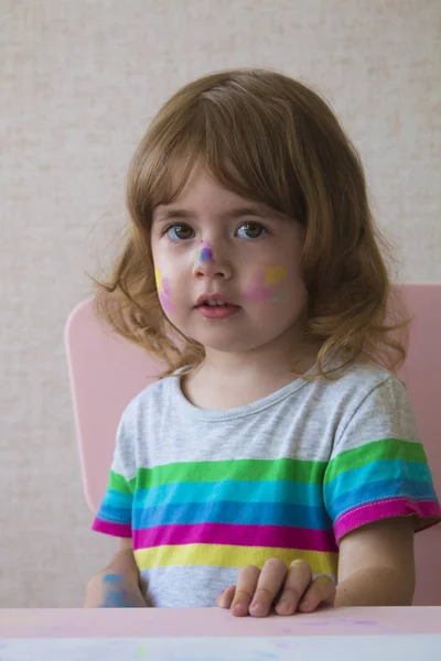 Retrato de una niña con la cara pintada — Foto de Stock