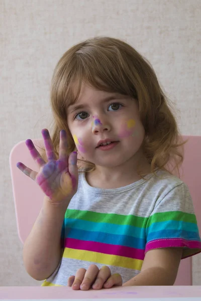 Retrato de una niña con la palma y la cara pintadas . — Foto de Stock