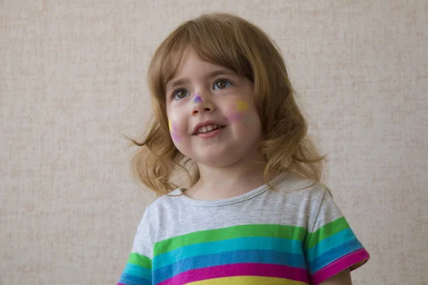 Porträtt av en liten flicka med ett målat ansikte — Stockfoto