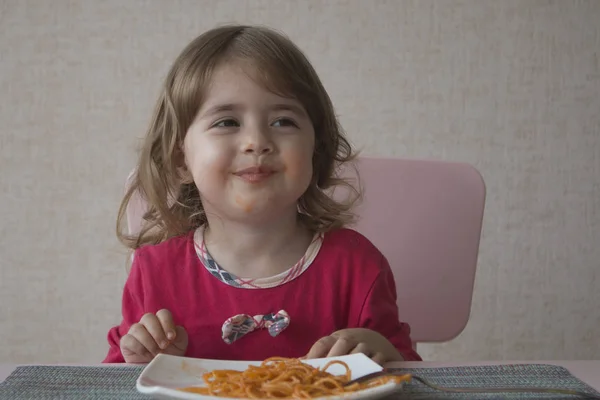 Spagetti yemek ve gülümseyen sevimli küçük kız portresi kapatın