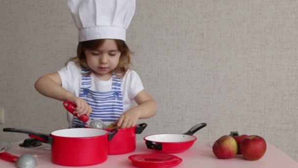 Portrét Rozkošná holčička v kuchař klobouk cook potraviny — Stock video
