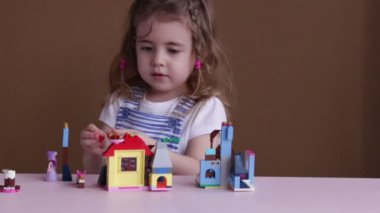 Şirin komik okul öncesi anaokulu odasında bir kule inşa inşaat oyuncak bloklarla oynama küçük kız.