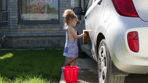 Meisje een auto wassen. Kind helpen schoon gezinsauto — Stockvideo