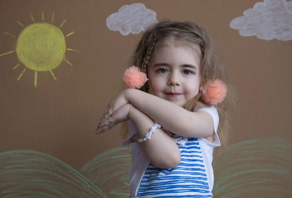 Retrato emocional niña y coletas miran a la cámara. Fondo de sol pintado y nubes blancas — Foto de Stock