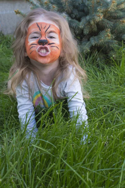 Portrait of a little girl with tiger aqua makeup. child presents himself as a tiger — Stock Photo, Image