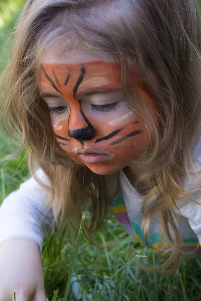 Närbild porträtt av en liten flicka med tiger aqua makeup. konceptuella porträtt av en tiger — Stockfoto