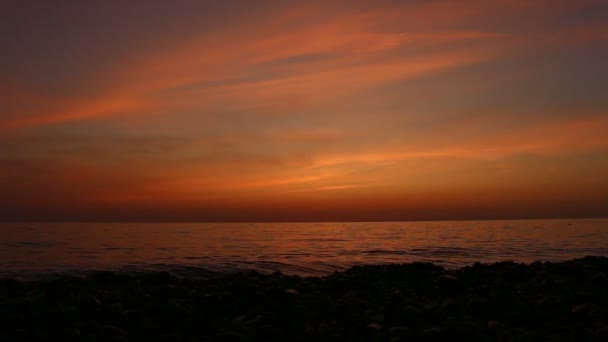 Puestas de sol rojas sobre el mar de vídeo HD. Cielo rojo. Atardecer de verano paisaje marino. Puestas de sol en la playa del océano Atlántico. Fantásticos atardeceres naturales — Vídeo de stock