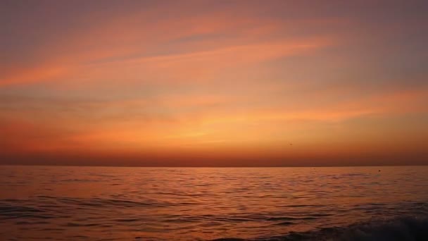 Romántico atardecer colorido en el mar. nubes fluyen en el cielo. Majestuoso paisaje de verano. Explorando el mundo de la belleza, viajes, vacaciones, recreación . — Vídeo de stock