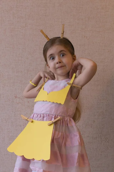 Портрет эмоциональной маленькой девочки в костюме ручной работы. Смотрю в камеру. пространство для текста — стоковое фото