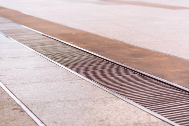 su drenaj veya hendek katta