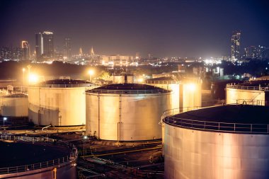 Arka plan için seçici odak petrol tankları