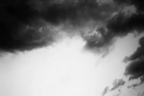 Czarno-białe niebo — Zdjęcie stockowe
