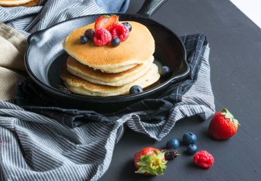 Yaban mersini ve ahududu ahşap arka plan üzerinde ile Pancakes 