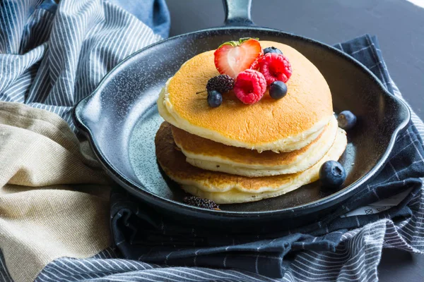 Pfannkuchen mit Blaubeeren & Himbeeren auf Holz-Hintergrund — Stockfoto