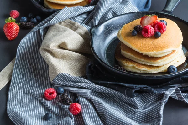 Pfannkuchen mit Blaubeeren & Himbeeren auf Holz-Hintergrund — Stockfoto