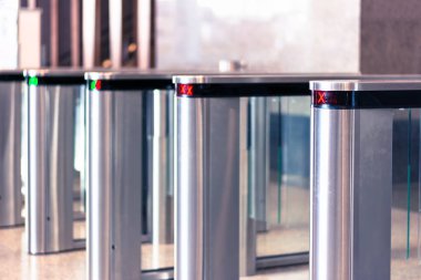 Giriş makine kapısı: tarama kartı