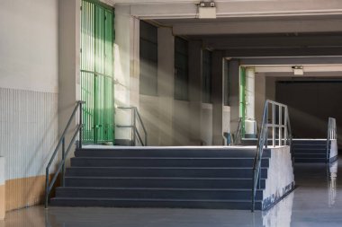 Kapıdan akşam güneş parlıyordu