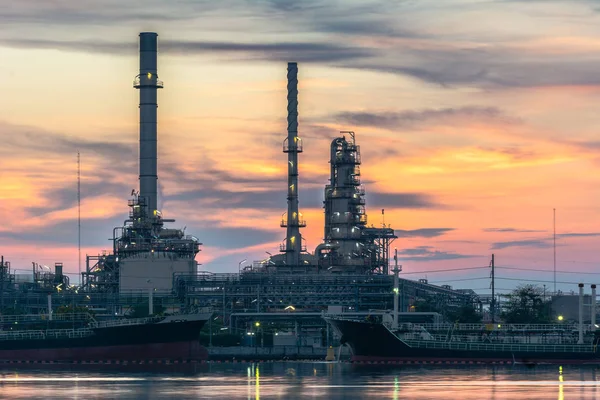 Refinaria de petróleo no Crepúsculo em Bangkok, Tailândia — Fotografia de Stock