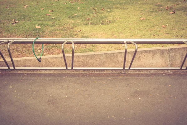 Велосипеды, припаркованные в парке — стоковое фото