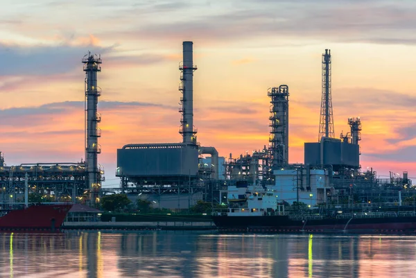 Oil Refinery in schemerlicht in Bangkok, Thailand Stockfoto