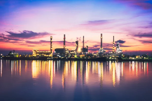 Refinaria de óleo do nascer do sol no crepúsculo em Bangkok, Tailândia — Fotografia de Stock