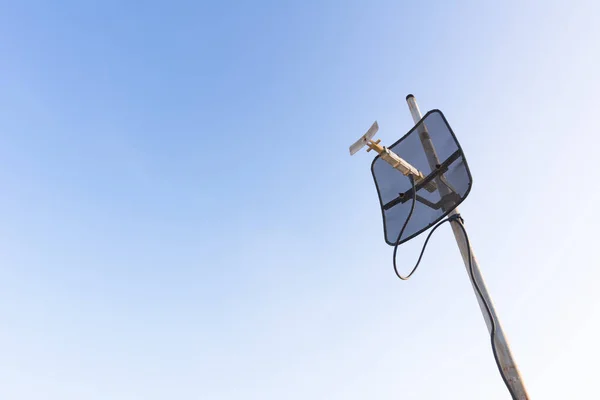 Antena parabólica com céu azul . — Fotografia de Stock