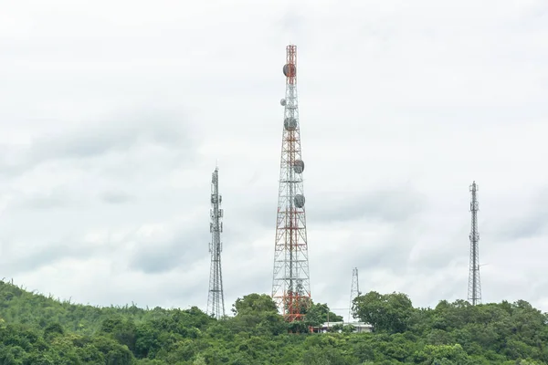 Wieża radiowo-telewizyjna antena, anteny radiowej, komórkowe — Zdjęcie stockowe