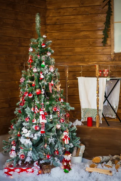 Vánoční stromeček s dárky. Domů — Stock fotografie