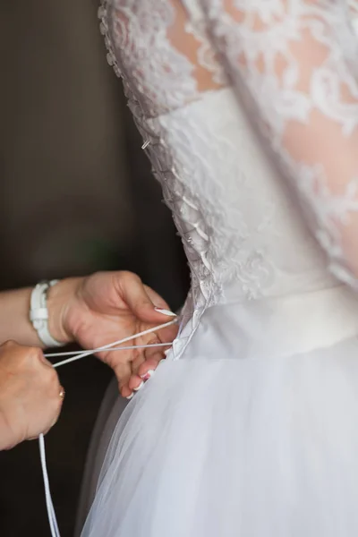 Koszorúslányok ételadag-hoz nyakkendő esküvői ruháját. hagyomány, a menyasszony reggel — Stock Fotó