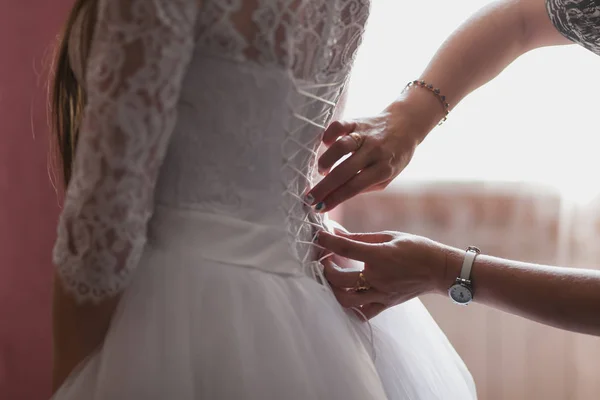 Nedime düğün elbisesini bağlamak için yardım. gelenek, Gelin sabah