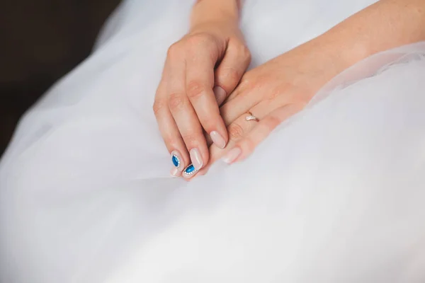 Kezében a menyasszony közelről. A bézs és kék árnyalatai manikűr — Stock Fotó