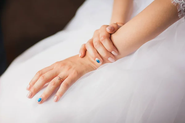 Händerna på bruden närbild. Manikyr i beige och blå toner — Stockfoto