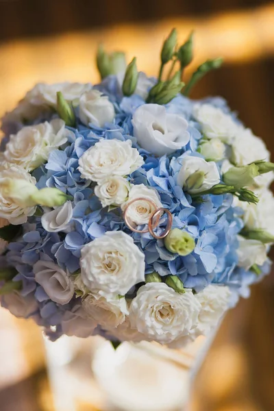 Krásné svatební kytice zblízka venkovní. Podrobnosti, okvětní lístky, listy — Stock fotografie