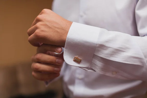 Düğmeleri kol düğmeleri closeup damat. Düğün günü