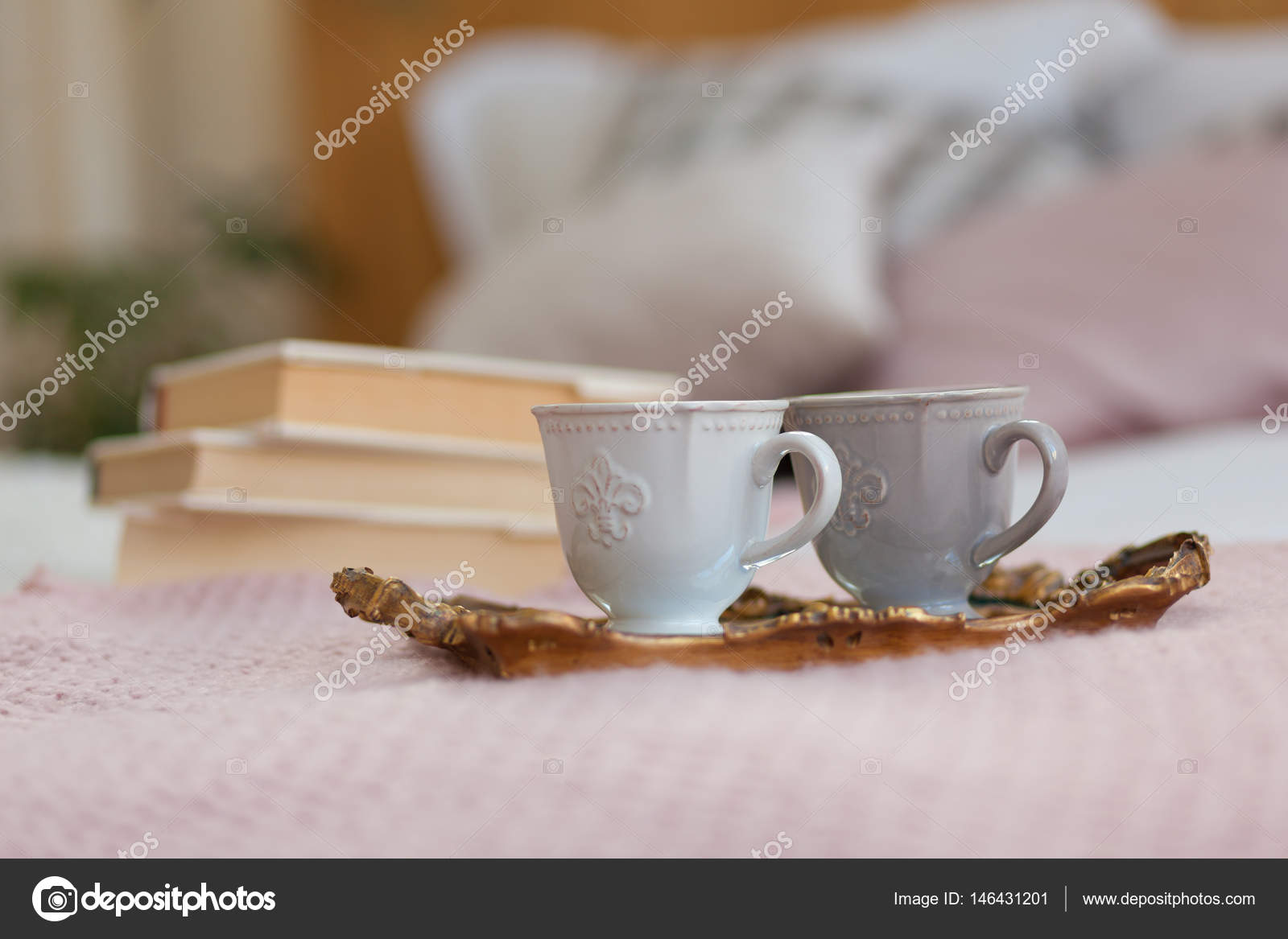 Zwei Tassen Kaffee Auf Einem Tablett Fruhstuck Im Bett Stockfotografie Lizenzfreie Fotos C Polinabelphoto Depositphotos