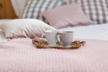 İki fincan kahve bir tepsi. Yatakta kahvaltı