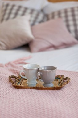 İki fincan kahve bir tepsi. Yatakta kahvaltı