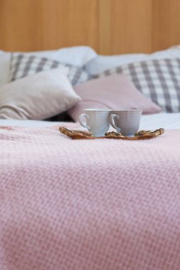 İki fincan kahve bir tepsi. Yatakta kahvaltı