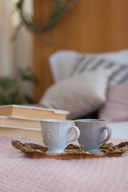 İki fincan kahve bir tepsi. Yatakta kahvaltı