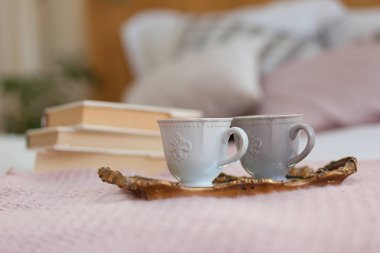 İki fincan kahve bir tepsi. Yatakta kahvaltı