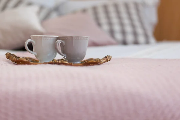 Két csésze kávé, egy tálcán. Reggeli az ágyban — Stock Fotó