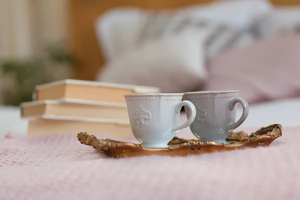 Két csésze kávé, egy tálcán. Reggeli az ágyban — Stock Fotó
